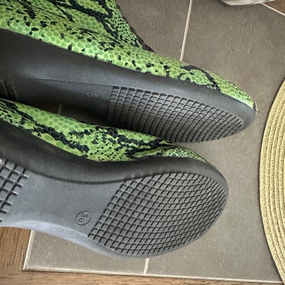 Stylish Green Snake Print Ankle Boots - Picture 3 of 6